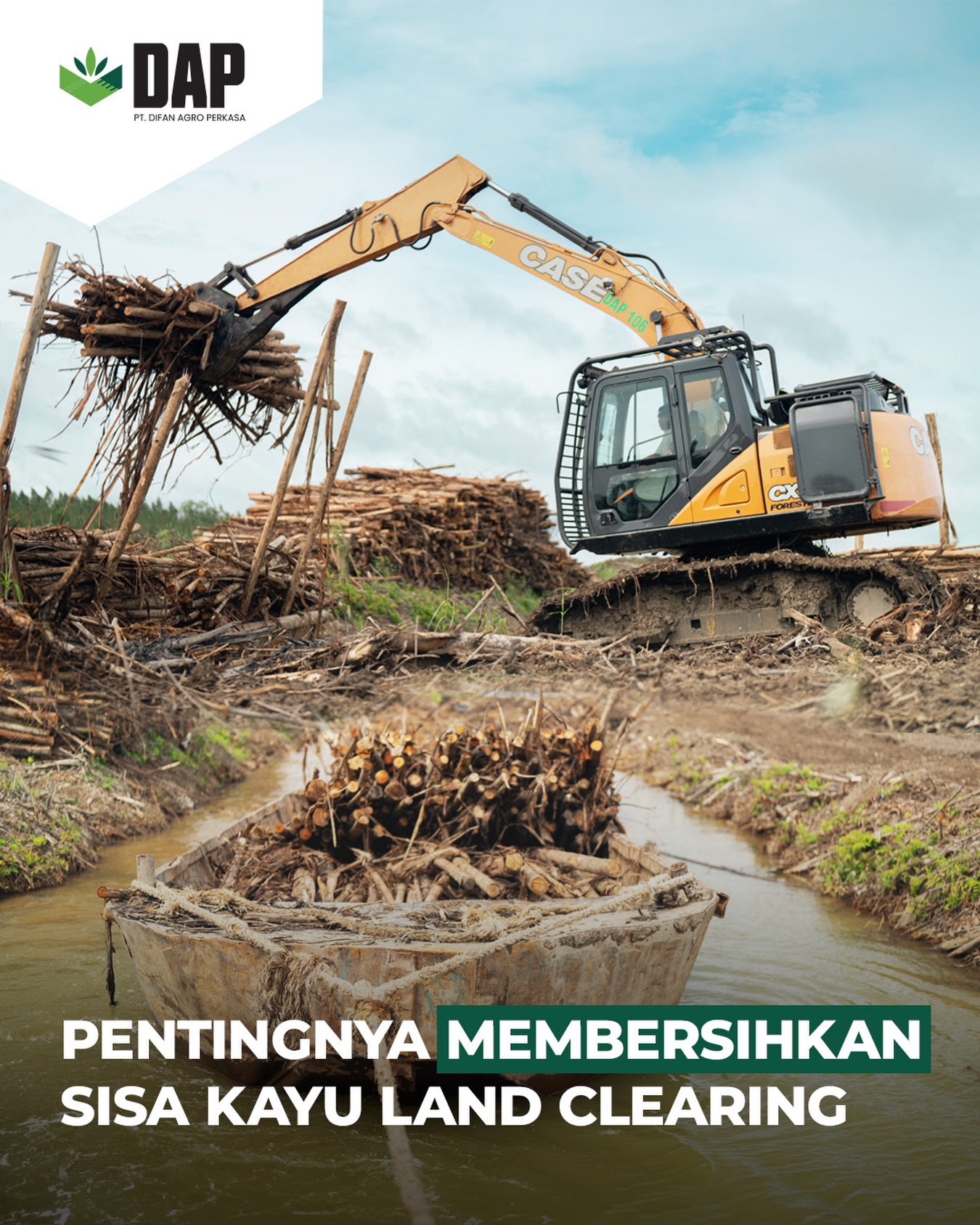 Excavator DAP melakukan pembersihan sisa kayu hasil land clearing